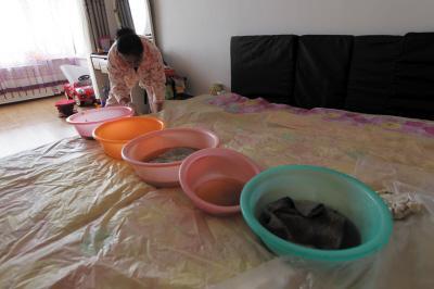 顺昌楼上漏水，住户失联，小区没物管，业主维权难！律师来支招……